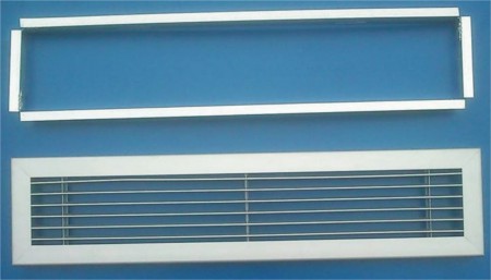 Stěnová mřížka Se skládá z obdelníkového rámu, do kterého je vložena pomocí rozpěrných trubek řada profilovaných lamel pod úhlem 15° nebo 0°. Může být i s montážním rámečkem.